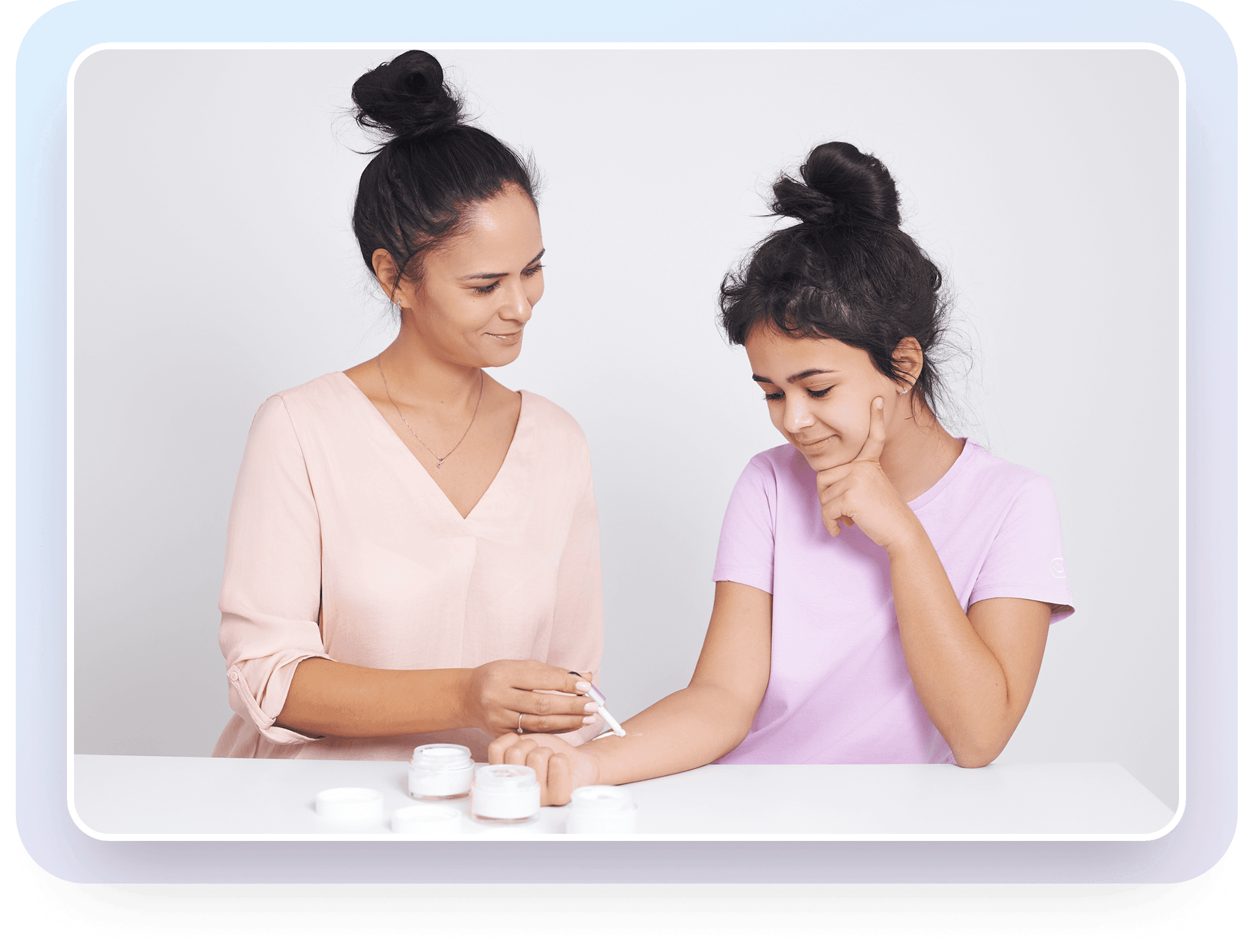 Майка и дъщеря споделят ритуал за грижа за кожата